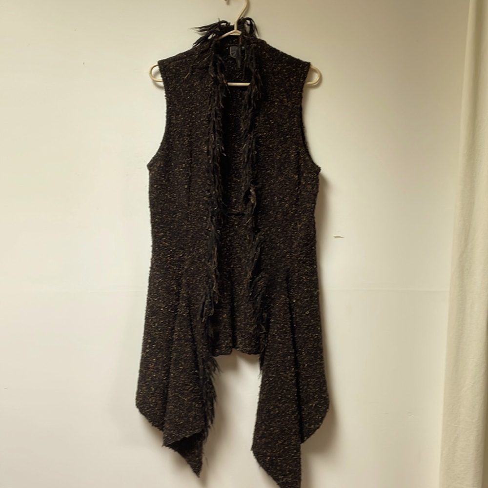 Sleeveless speckled knitted vest